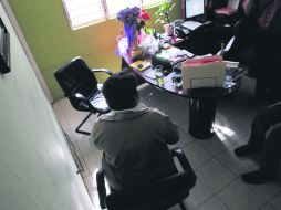 Sentada en la oficina principal del penal de Puente Grande, Verónica Delgado da su testimonio de cómo vive estas fechas en prisión.  /