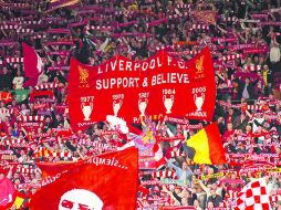 Los aficionados del Liverpool verán hoy a su equipo intentar quedar como líder en solitario mientras enfrentan al Manchester City. ESPECIAL /