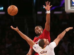Chris Bosh (de rojo) del Miami Heat frustra un ataque de Xavier Henry (de blanco) de los Lakers de Los Ángeles ayer AFP /