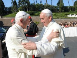 En los últimos meses Francisco visitó en numerosas ocasiones a Benedicto, a quien considera como 'un abuelo en casa'. ARCHIVO /