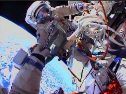 Los cosmonautas deberán montar cámaras de video y desmontar en pomo giratorio del módulo 'Zvezdá'. foto: @NASA. ESPECIAL /