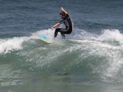 Lanzarse al agua con una tabla de surf es una buena opción. ARCHIVO /