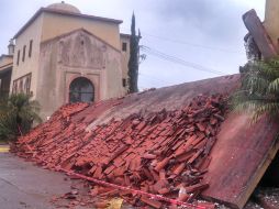 Se presume que por el peso de las tejas la estructura se derrumbó.  /