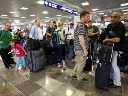 Pasajeros del avión indican que han sido completamente abandonados por la aerolínea. ARCHIVO /