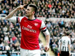 Giroud festeja el único gol del encuentro, que le permite a su equipo seguir en la punta. EFE /