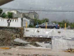 Personal de ingeniería civil revisa a detalle las condiciones del cerro desgajado. Twitter: @Catolico40 ESPECIAL /