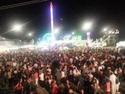 Familias enteras disfrutaron del cantante, quien entre cada canción invitaba al público a seguir la música, foto @MegaFeriaImp. ESPECIAL /
