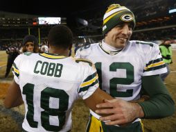 Cobb y Rodgers (D) reaparecieron después de sufrir fuertes lesiones y guiaron a Green Bay hacia los playoffs. AP /
