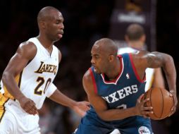 El jugador de los Philadelphia 76ers James Anderson controla el balón ante Jodie Meeks. EFE /