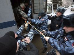 La policía detiene a manifestantes durante una protesta convocada por nacionalistas rusos en contra de los atentados en Volgogrado. EFE /