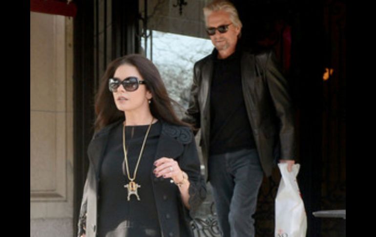 Los actores fueron fotografiados a la salida de su departamento en Nueva York. ESPECIAL /