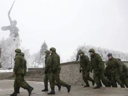 Policías patrullan los alrededores de la estatua de la Madre Patria en Volgogrado. EFE /