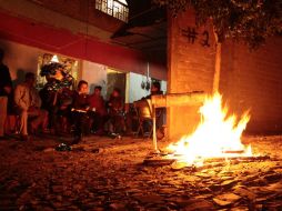 Bajo ninguna circunstancia se deben encender fogatas en un lugar cerrado, ya que esto podría provocar severas intoxicaciones. ARCHIVO /