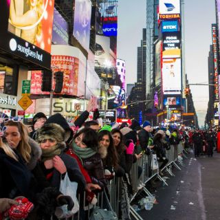 Miles de personas llegan a Times Square para celebrar el Año Nuevo