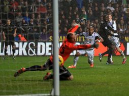 Aquí el momento en el que Touré anota uno de sus dos tantos durante el encuentro. AP /