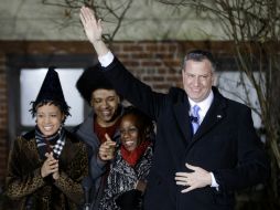 Bill de Blasio (d) saluda junto a su mujer Chirlane McCray y sus hijos Dante y Chiara (i), tras tomar posesión como alcalde de NY. AFP /