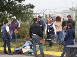 Autoridades acudieron al lugar para realizar las investigaciones del caso y trasladar el cuerpo a la morgue.  /