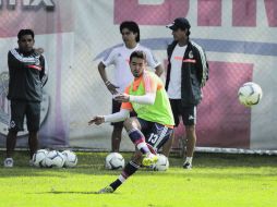 Afinando puntería. Chivas practica arduamente su ofensiva, con tiros a gol para todos sus futbolistas. MEXSPORT /