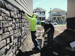 Dos inmigrantes mexicanos trabajan en la construcción de una vivienda en Denver, Colorado. AFP /