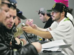 El empleado David Marlow (derecha) da a oler a un cliente una muestra de mariguana antes de su venta. AP /