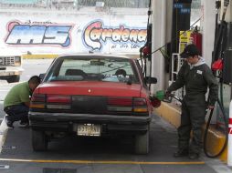 El litro de Magna se vende en México a 12.32 pesos, mientras que en EU,11.48 pesos. NTX /