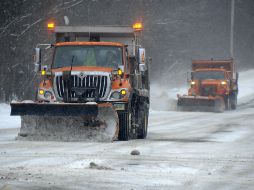 Una unidad del Departamento de Transportes barre la nieve en la ruta 183, en Torrington, Connecticut. AP /