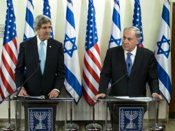 John Kerry (i) y el ministro Benjamin Netanyahu (d) en conferencia de prensa tras su reunión. AP /