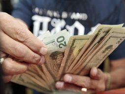 Se adquiere en un mínimo de 12.55 pesos en sucursales bancarias del Distrito Federal. ARCHIVO /