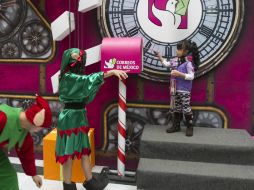 Una niña coloca en un buzón su carta a los Reyes Magos. NTX /