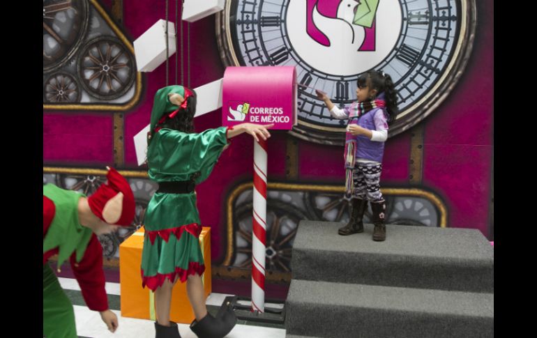 Una niña coloca en un buzón su carta a los Reyes Magos. NTX /