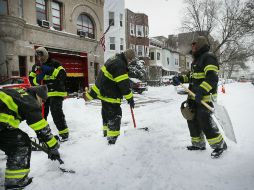 Bomberos trabajan en Brooklyn para retirar la nieve de la calle y asi evitar accidentes a los automovilistas. AFP /