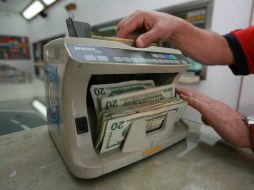 El peso ganó cinco centavos a comparación de la jornada del jueves. ARCHIVO /