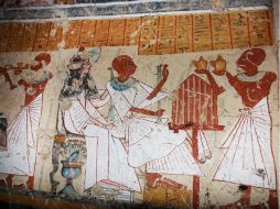 En un dibujo encontrado en una de las paredes de la tumba, se observa al cervecero presentando ofrendas a los dioses. AP /