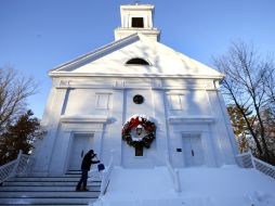 Un hombre quita la nieve de las gradas de una iglesia en Boston. AP /