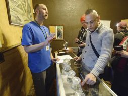 Varias tiendas aumentaron sus precios o impusieron un límite de compra para tratar de evitar una posible escasez. EFE /