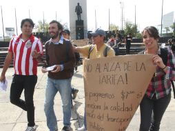 El movimiento #PosNoMeSubo entregó volantes informativos acerca del alza al transporte.  /