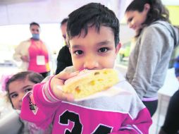 A cambió de una donación de 20 pesos, los asistentes recibieron chocolate y una rebanada del tradicional pan.  /