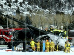 Bomberos trabajan en el jet que se accidentó en el aeropuerto de Aspen. AP /
