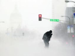Clima gélido. Una persona lucha para cruzar una avenida en San Louis, Missouri. AP /