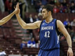 Love guió a los Minnesota en una victoria sobre los 76ers Filadelfia. AP /