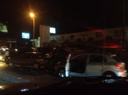 Las maniobras para el retiro de los vehículos se prolongarían por la madrugada. Imagen @fenixknight06. ESPECIAL /