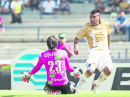 El atacante nacido en Argentina, Daniel Ludueña (der), es uno de los cinco naturalizados con los que cuenta Pumas para el Clausura ESPECIAL /