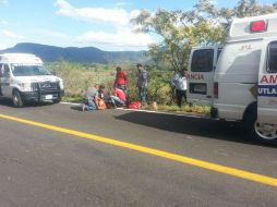 Tras ser rescatada, la conductora fue llevada a un hospital. ESPECIAL /