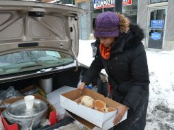 Mexicanos recorren Chicago para ofrecer bebidas calientes y alimentos a decenas de indigentes que permanecen a la intemperie. EFE /