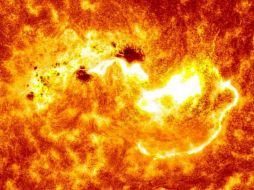 Las erupciones se originaron en un área diferente de un grupo extenso de manchas solares en el centro del sol, foto: @NASA. ESPECIAL /