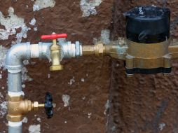 Se estima que el servicio del agua se reanude el próximo sábado. ARCHIVO /