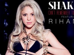 Shakira aparece sentada, mientras que Rihanna luce recostada en su regazo. FOTO: @shakira. ESPECIAL /