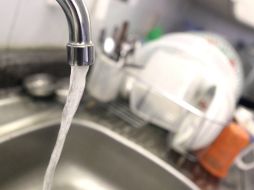 Recomiendan a los residentes a que no usen el agua para beber, bañarse o para cocinar, y solo la usen para el sanitario. ARCHIVO /