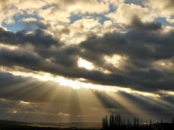 La tormenta geomagnética no puede penetrar la atmósfera, pero puede afectar la operación de sistemas electrónicos o satelitales. AP /