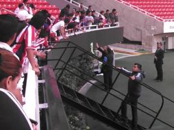 Vergara firmó algunas playeras dentro del Estadio Omnilife.  /